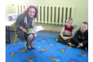 Pani Urszula Brzyska czyta dzieciom