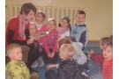 Pani Ania Sadło czyta dzieciom