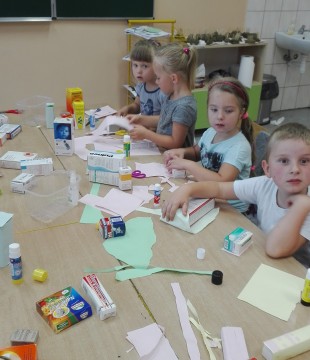 Dzieci tworzą pracę plastyczno - techniczną - 5 latki z Igań